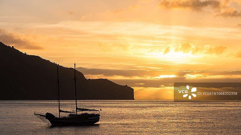 丰沙尔市海岸线的清晨日出图片素材