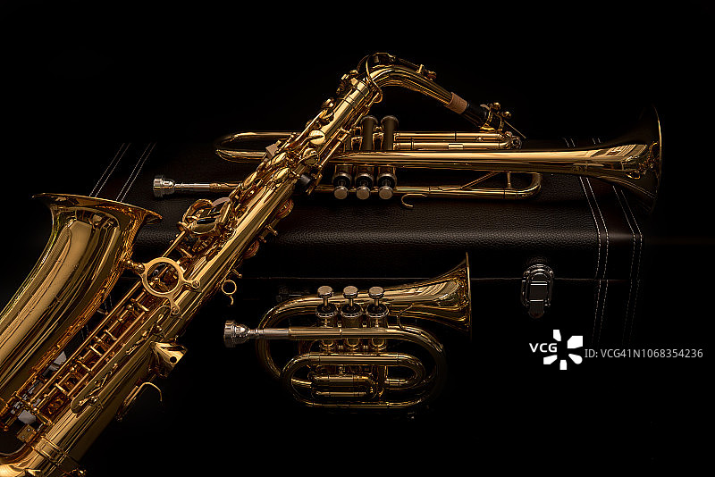 黑色背景下隔离的古典短号乐器图片素材