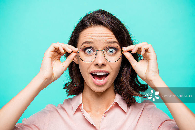 戴圆形眼镜的迷人女士特写图片素材