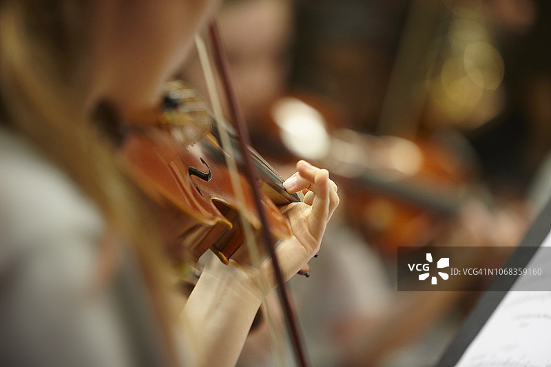 演奏小提琴的女孩图片素材