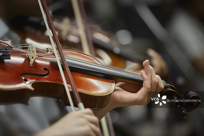 演奏小提琴的年轻人图片素材