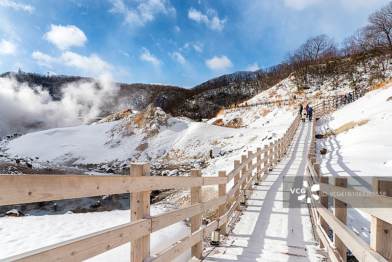 日本北海道登别温泉小镇的地狱谷，有热蒸汽喷口、含硫溪流和其他火山活动，以及温泉水图片素材
