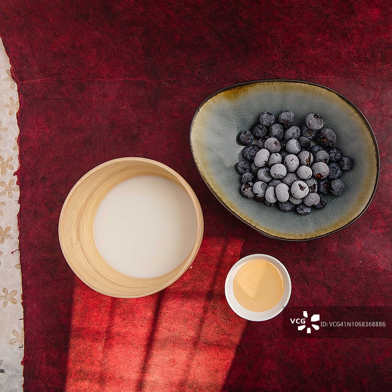 蓝莓、酪乳和蜂蜜图片素材