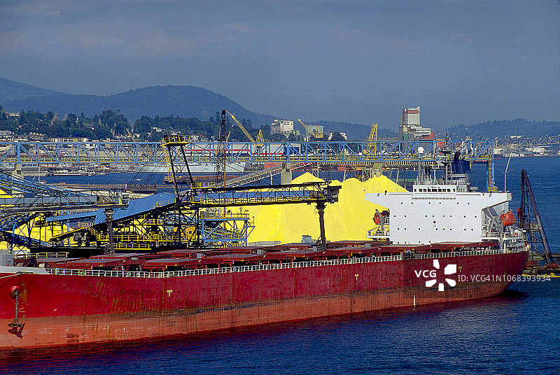 轮船装载硫磺图片素材