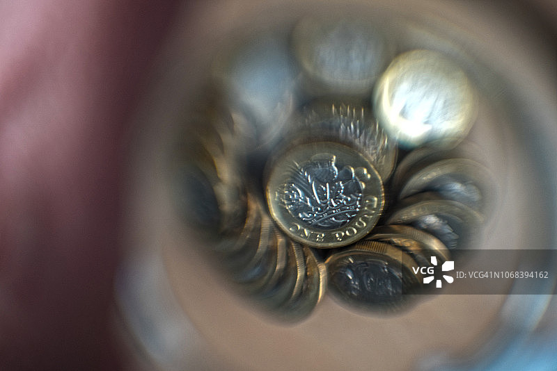 罐子里的一堆英镑硬币图片素材