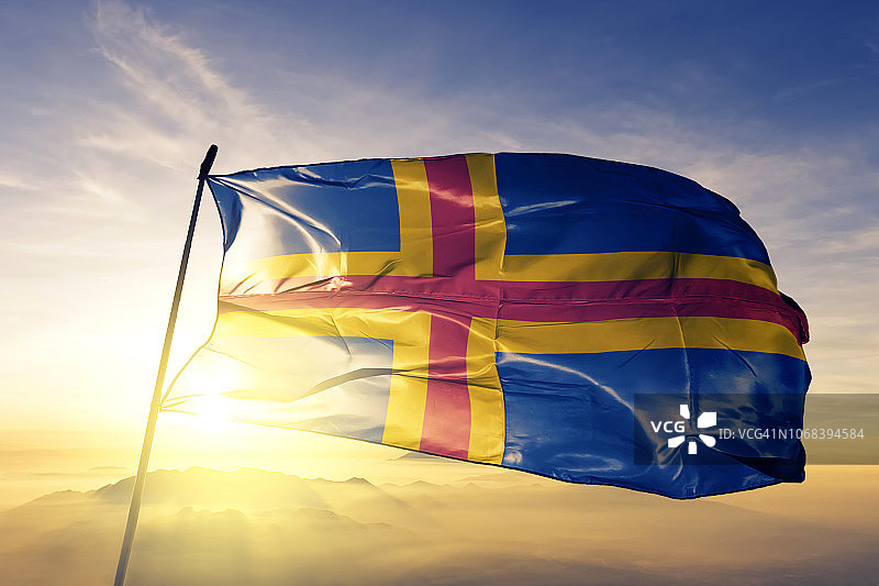 芬兰奥兰群岛旗帜在日出薄雾中飘扬图片素材