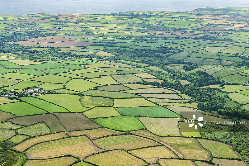 阳光明媚的六月，康沃尔彭赞斯附近的乡村田野航拍景观图片素材