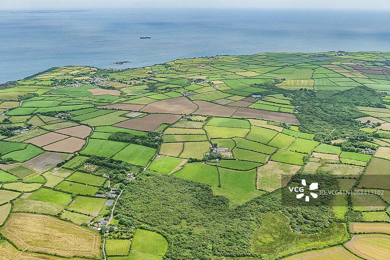 阳光明媚的六月，康沃尔彭赞斯附近的乡村田野航拍景观图片素材