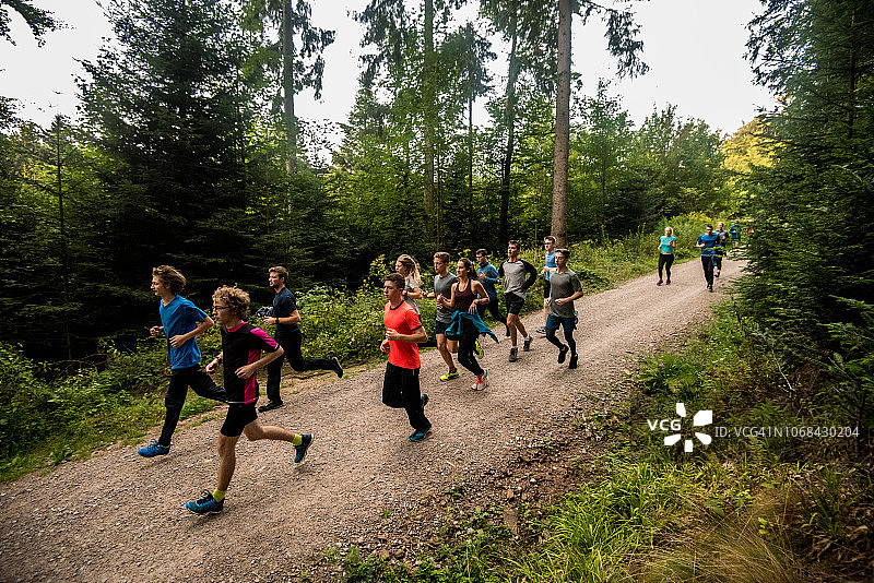 奔跑在森林中的年轻探险者图片素材