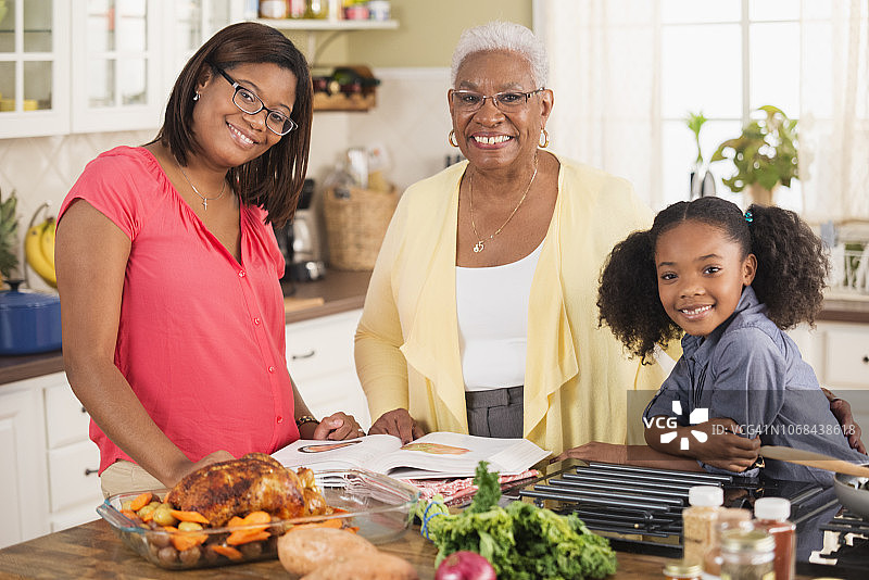 三代女人一起做饭图片素材