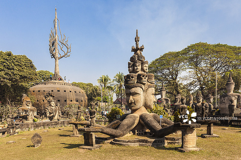 老挝万象香昆佛像公园的佛教雕像图片素材