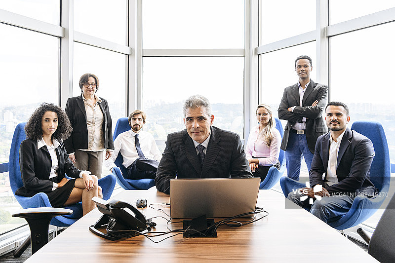 与团队进行电话会议的中年商人图片素材