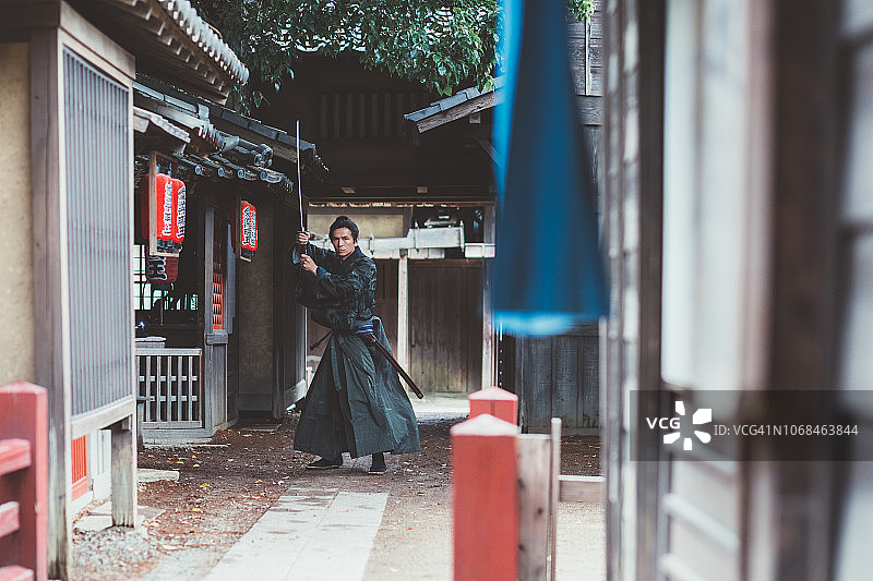 江户时代身着传统日式服装的持剑武士图片素材