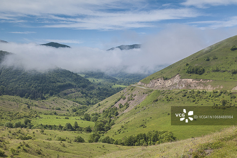 纳戈尔诺-卡拉巴赫地区利萨戈尔山区雾景图片素材