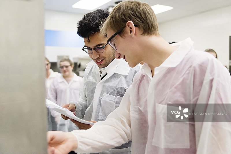 在大学制药实验室里的各民族学生图片素材