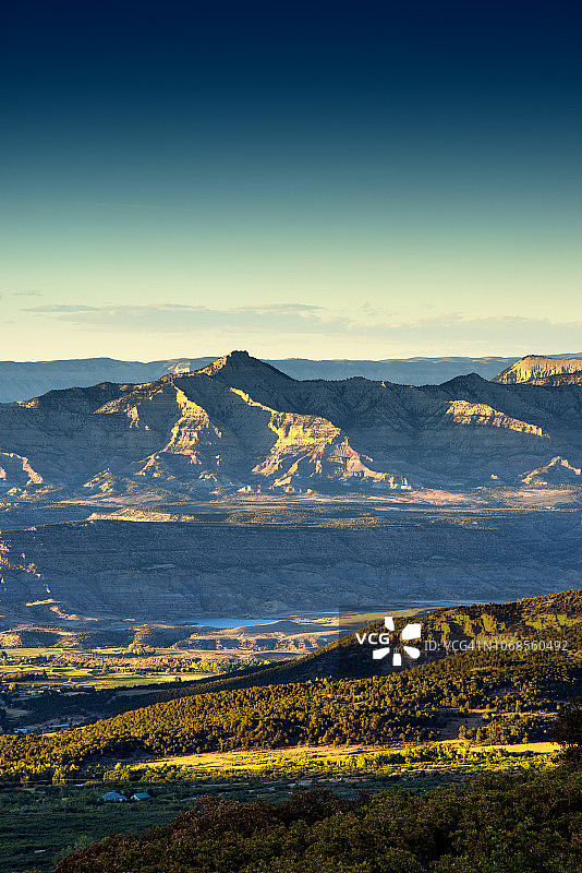 科罗拉多州西部德比克峡谷大梅萨国家公园的沙漠砂岩峡谷图片素材