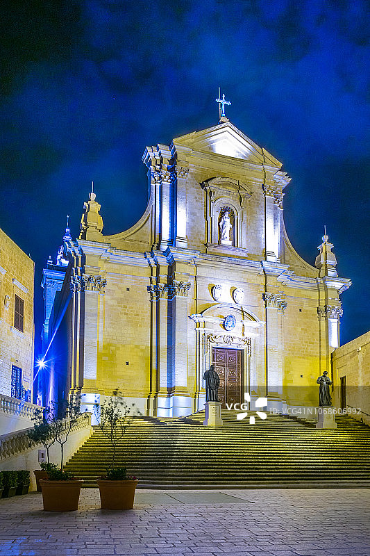 马耳他戈佐岛维多利亚城堡内大教堂夜景图片素材