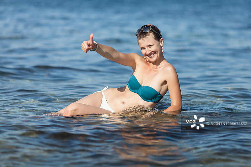 在海边快乐的女孩图片素材