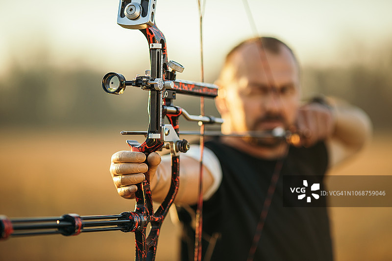 使用假肢手臂在户外射箭的男人图片素材