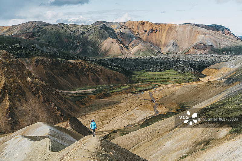 在冰岛兰德曼纳劳卡彩色山脉附近徒步的女人图片素材