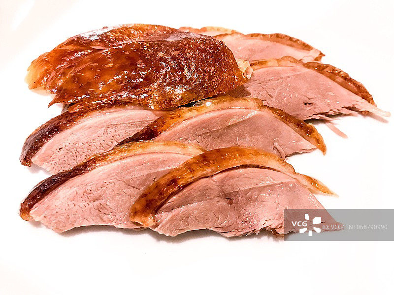 白色背景上的北京烤鸭片图片素材