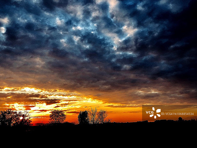 意大利帕达纳平原的日落和云彩图片素材