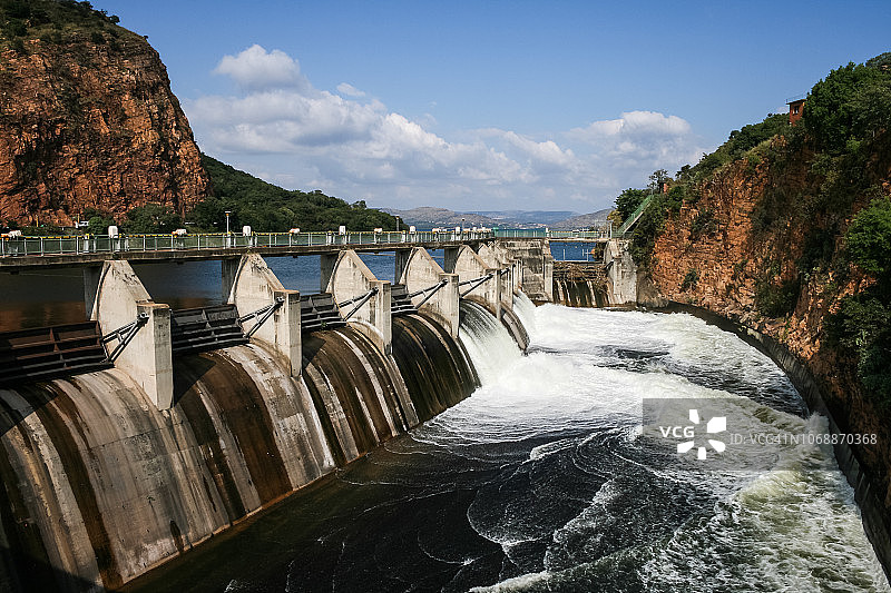 山区小坝的开放式泄洪闸图片素材