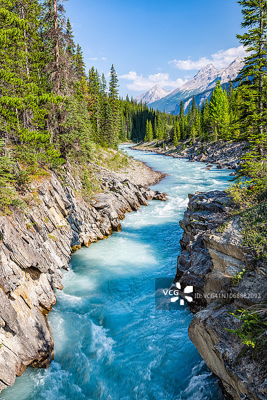携带冰川融水的南萨斯喀彻温河图片素材