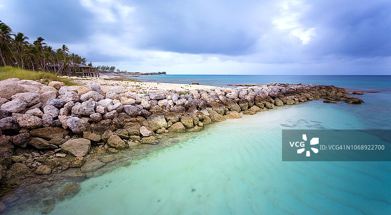 巴哈马群岛的田园海滩，加勒比海和阳光明媚的一天图片素材