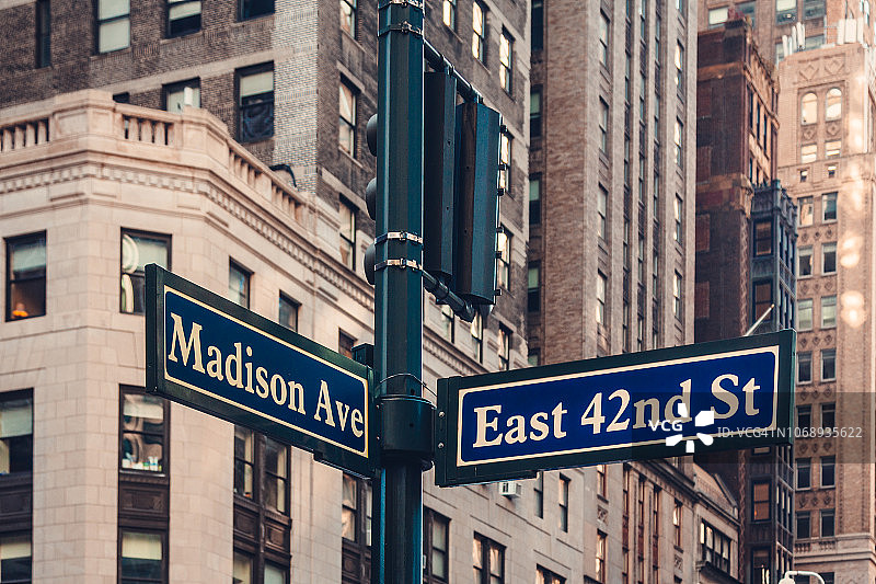 麦迪逊大街和东42街的路标图片素材