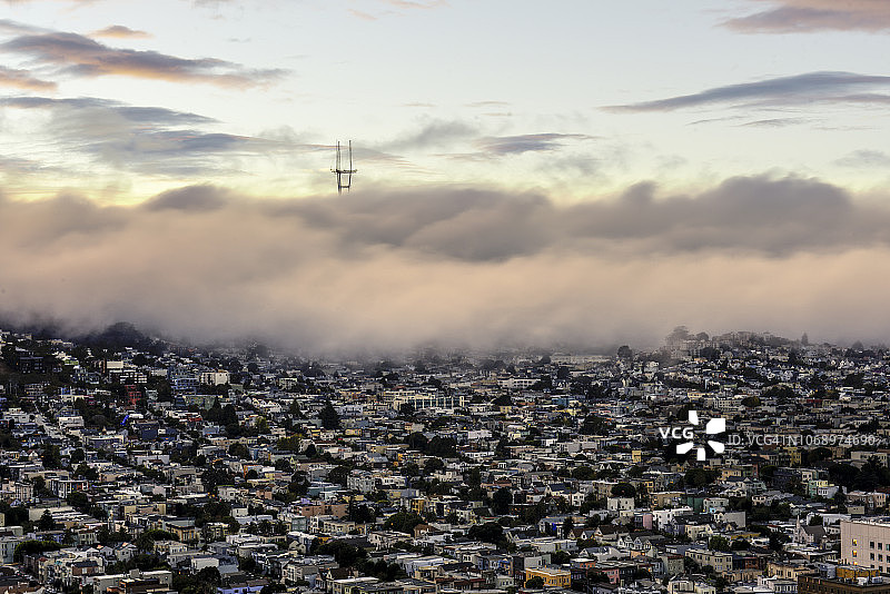 旧金山双峰上的翻滚雾图片素材