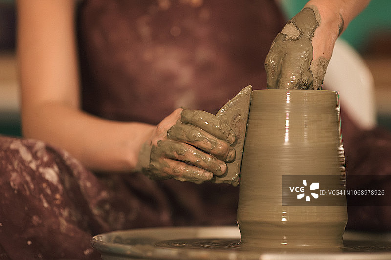 陶艺师用黏土制作造型图片素材