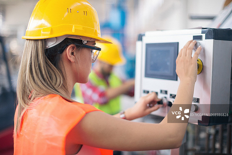 在PVC工厂工作的工人图片素材