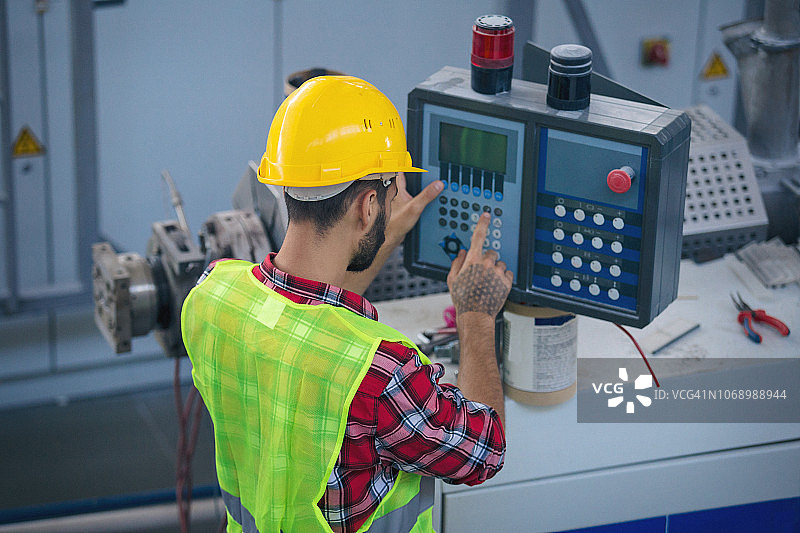 在PVC工厂工作的工人图片素材