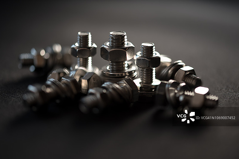 黑色背景上的螺丝微距照片图片素材
