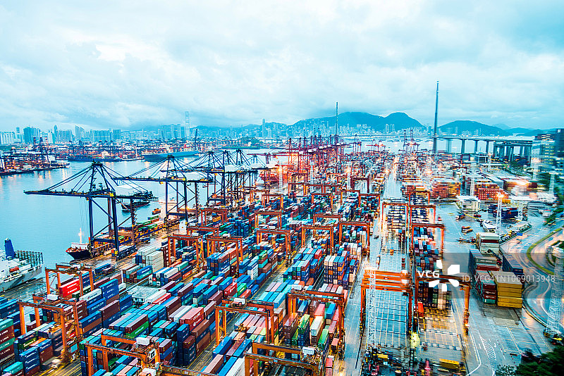 黄昏时停靠在港口的集装箱船图片素材