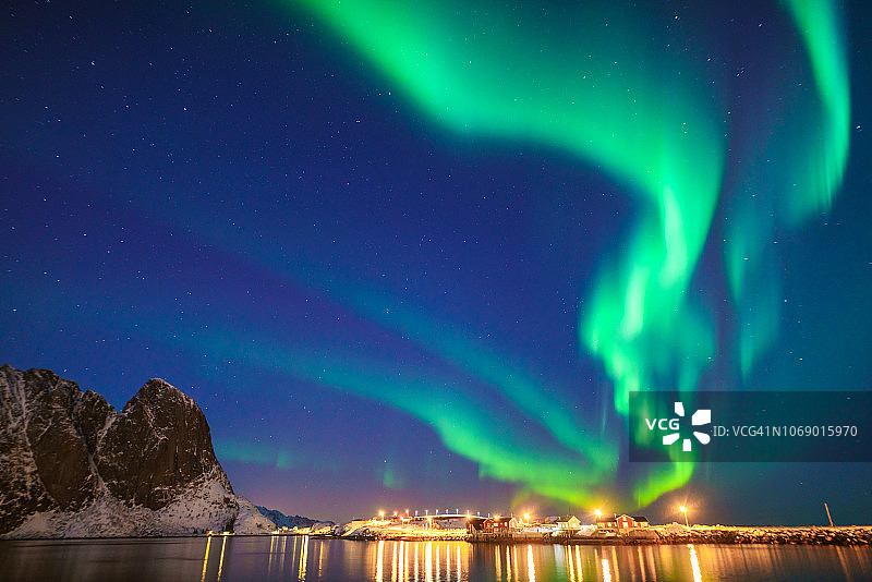 绚丽多彩的北极光在天空中舞动图片素材