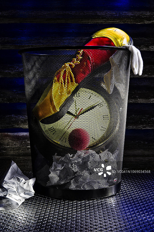 废纸篓里的小丑鞋图片素材