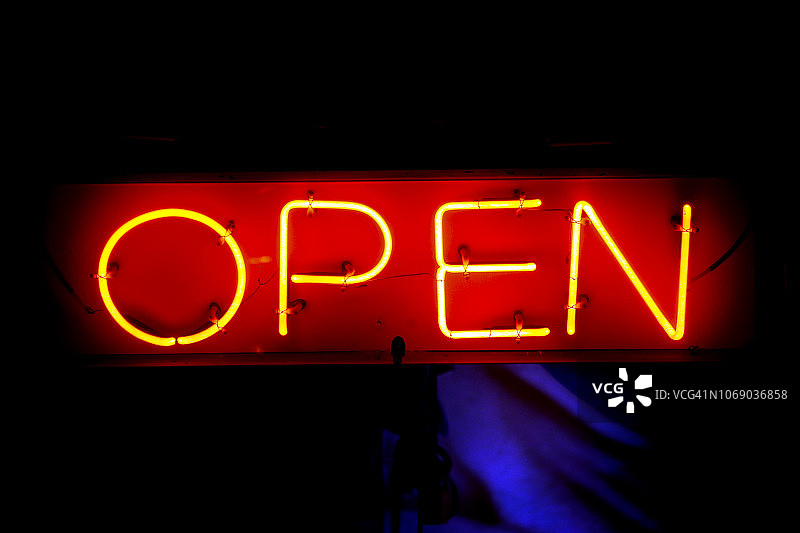 夜晚红色霓虹灯大写字母标志图片素材