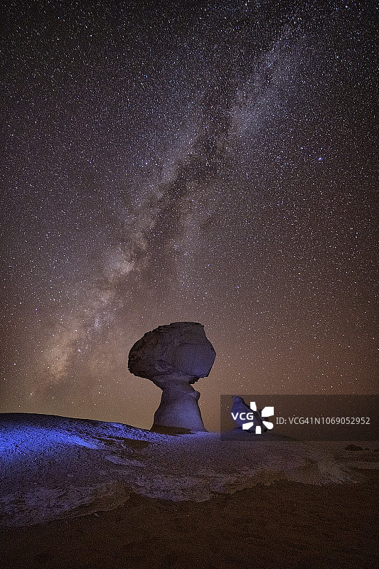埃及巴哈利亚白沙漠的壮丽景色图片素材