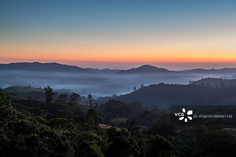 黄昏时分山间的薄雾图片素材