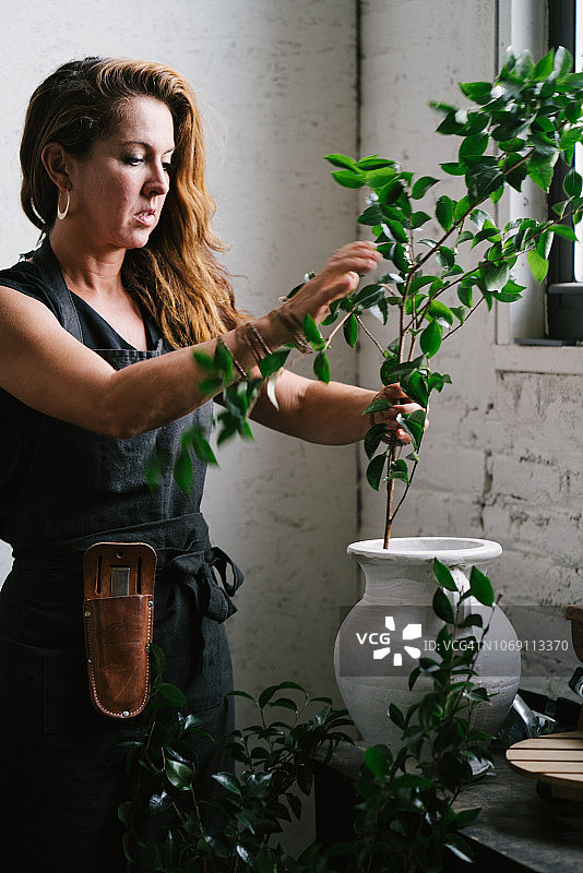 花艺师正在插花图片素材