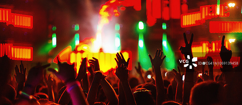演唱会上欢呼的粉丝图片素材