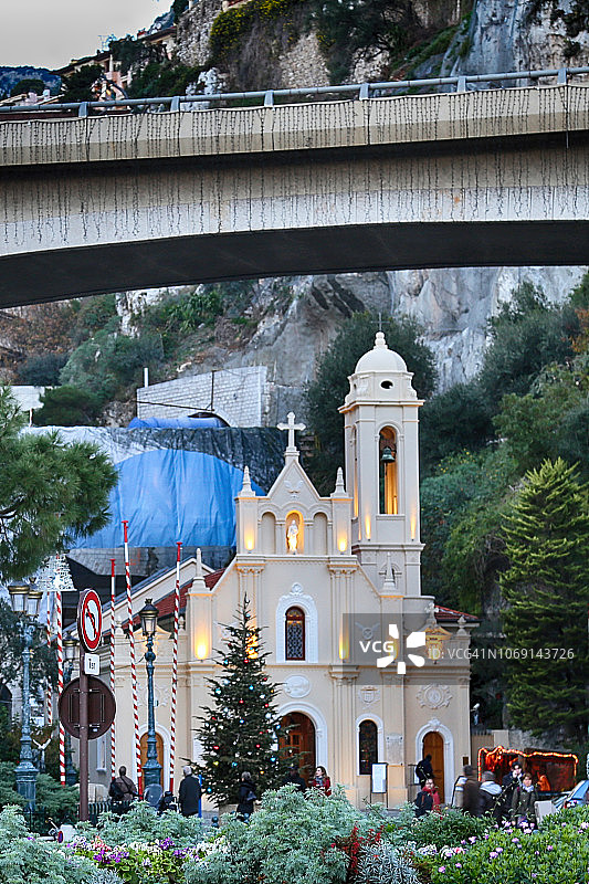 圣诞节期间的圣德沃特教堂图片素材