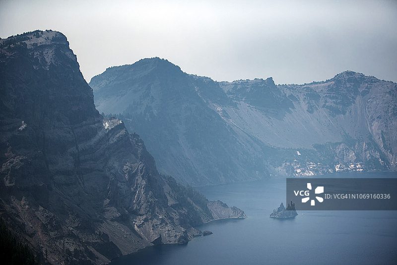 俄勒冈州火山口湖的幽灵船图片素材
