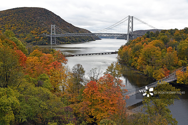 纽约高地瀑布熊山大桥的图片，位于橙县，树木颜色正在变化图片素材
