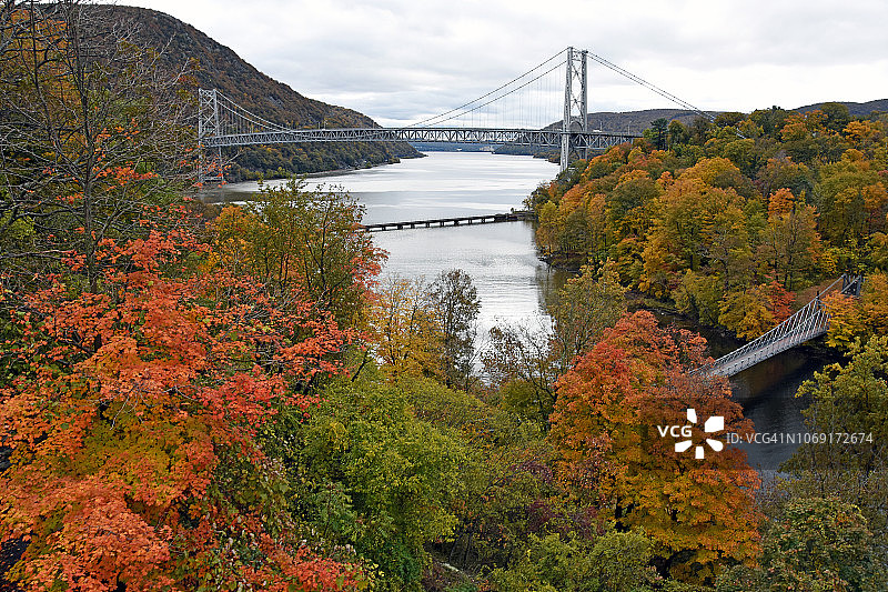 纽约高地瀑布熊山大桥的图片，位于橙县，树木颜色正在变化图片素材