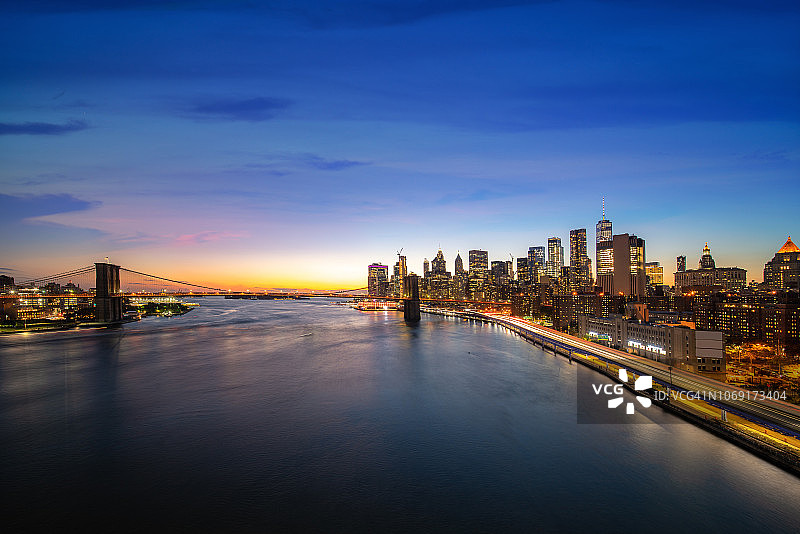 美国纽约曼哈顿夜景与布鲁克林大桥图片素材