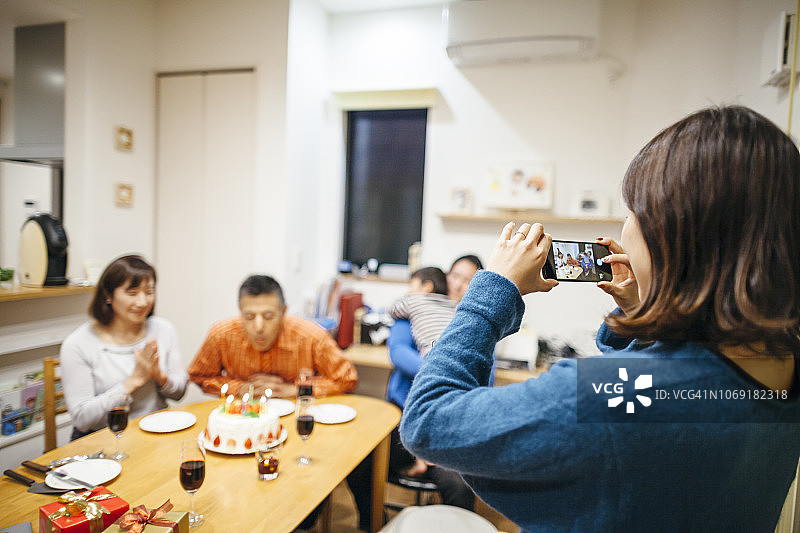 三代同堂家庭在家举办生日派对图片素材