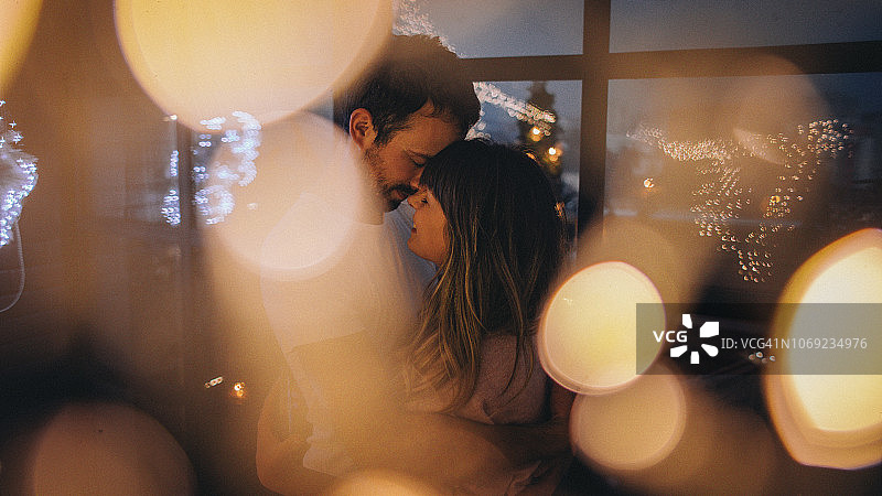 圣诞之夜的紧紧拥抱图片素材